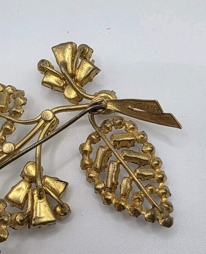 Unsigned Austria Clover Shape Brooch w/Clear Rhinestones Prong Set, Gold Tone  View 6