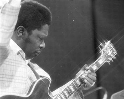 BB King performs Gettin It Together on the TV show Midnight Specia- Old Photo 12