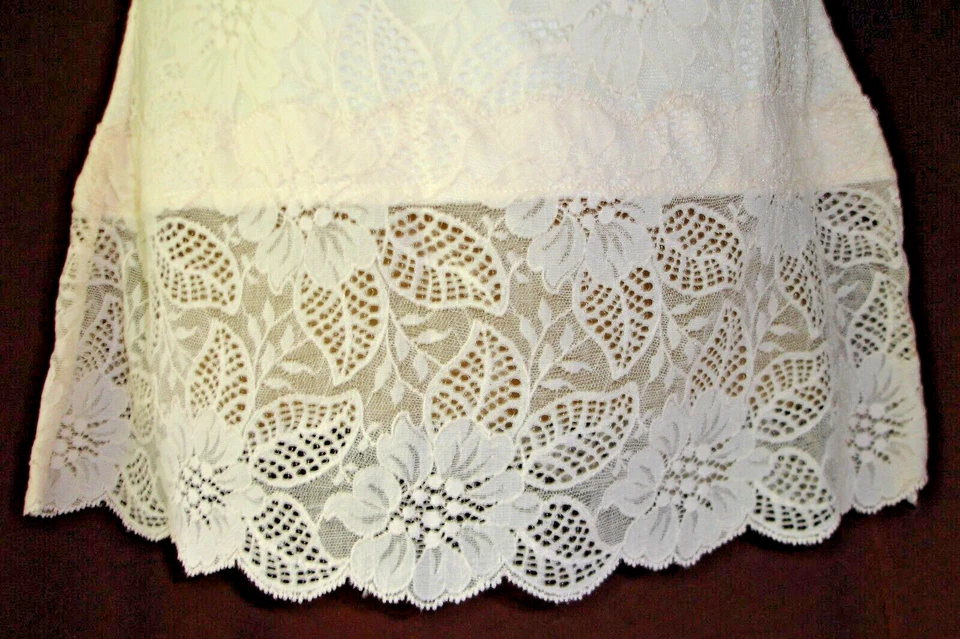 Camisa feminina de luxo creme com renda. Tamanho pequeno. - Imagem 4 de 4