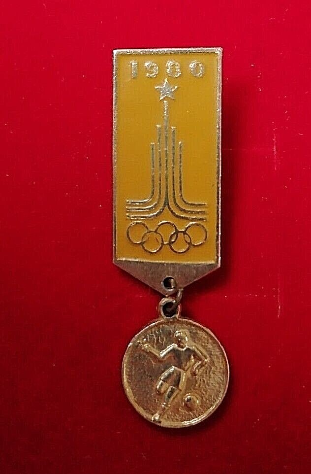 PIN'S JEUX OLYMPIQUES FOOTBALL RUSSE CCCP MOSCOU 1980 EN METAL