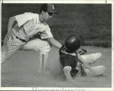1989 Press Photo Wayne Newcomb is taged out by Frank Lacckello at 2nd base