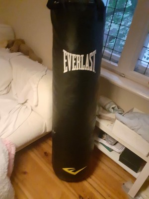 Everlast Boxsack Mit Wandhalterung Schwarz + Outshock 10oz Boxhandschuhe  