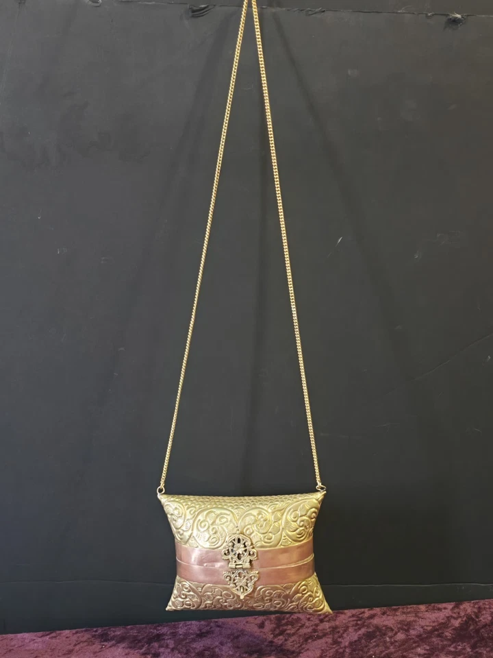 BOLSO DE NOCHE DE COLECCIÓN ALMOHADA LATÓN Y COBRE AÑOS 30 COJÍN FORRO TERCIOPELO AZUL Foto 2 de 4