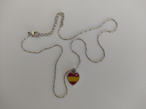 Precioso colgante de metal con bandera de ESPAÑA en forma de corazón.