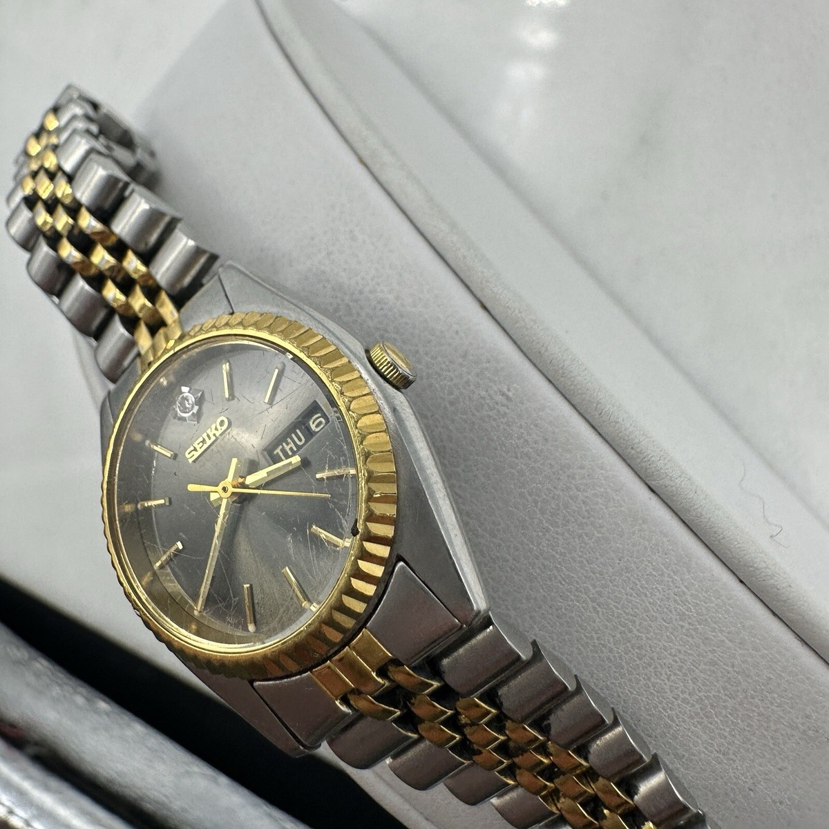 Vintage Seiko Women 7N83-0041 Silver Gold Tone Day Date 25mm Grey