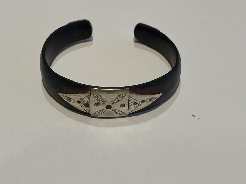 Brazalete de madera y plateado Foto 2 de 3