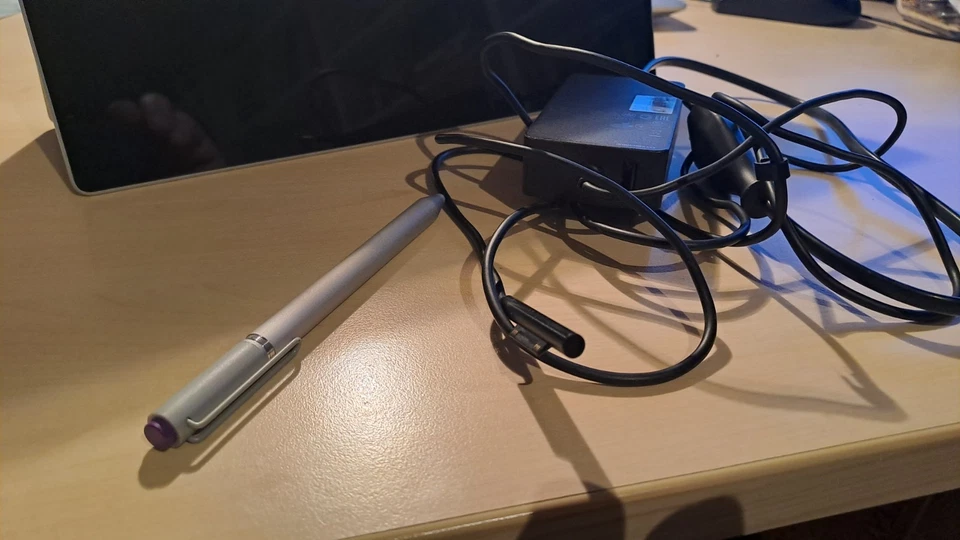 Microsoft Surface Pro 256 GB erste Serie 2013, Wi-Fi, 12,3 Zoll - Grau - Bild 2 von 3