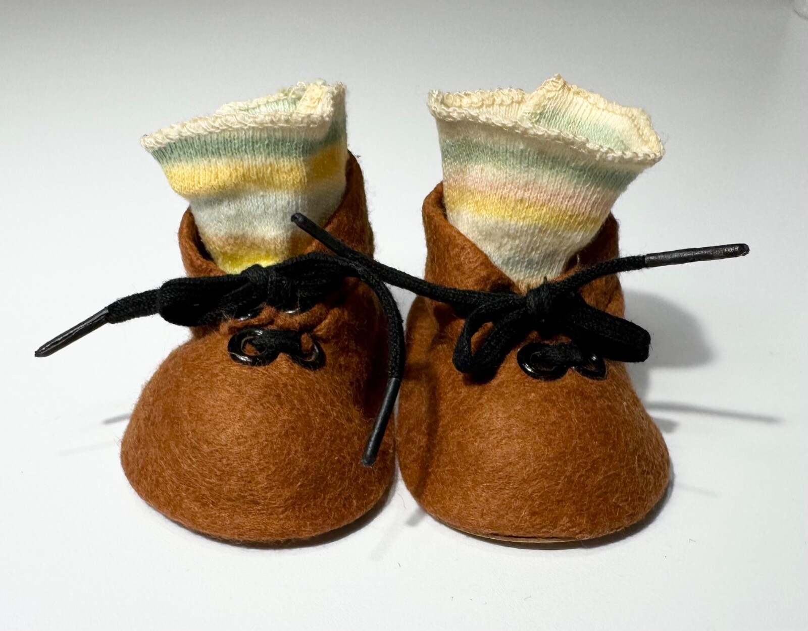 SAOLA Scarpe bambola vintage MJ Hummel marrone e calzini a righe solo made in Germany