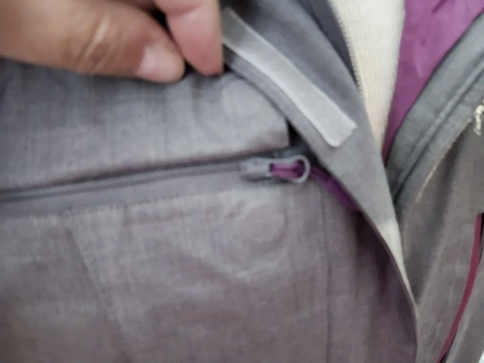 Parka LL Bean Misses #297803 gris y púrpura, bolsillos con cremallera, capucha desmontable Foto 3 de 4