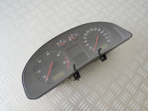 Tacho Tachometer Kombiinstrument Diesel VW Passat 3B