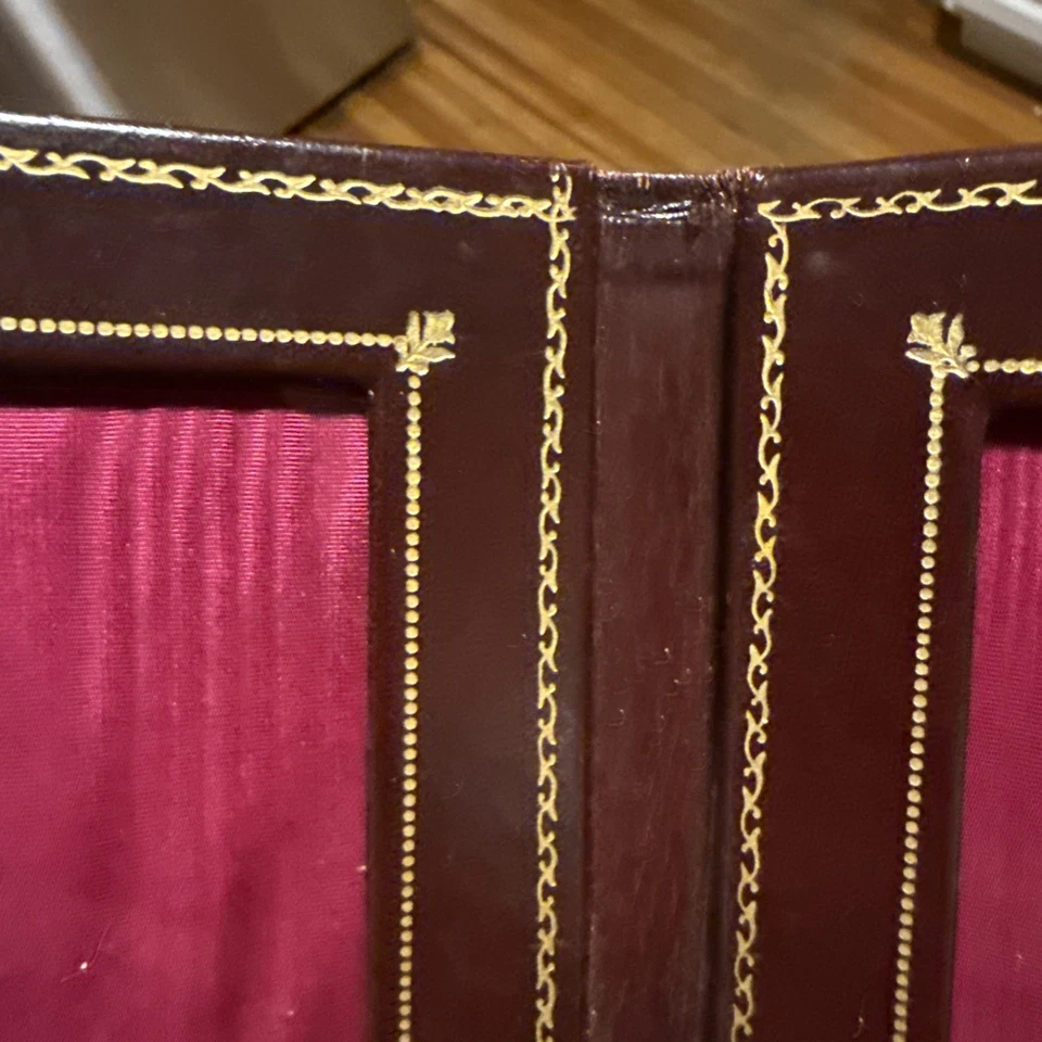Marco doble de terciopelo rojo con ribete dorado de cuero marrón Foto 4 de 4