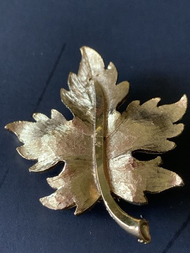 Vintage Signed Mamselle Gold Tone Textured Maple Leaf Brooch Pin - Picture 9 of 9
