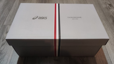 THOM BROWNE NEW YORK leere Geschenkbox mit Taschentüchern 36 x 22,5 x 13,5 cm