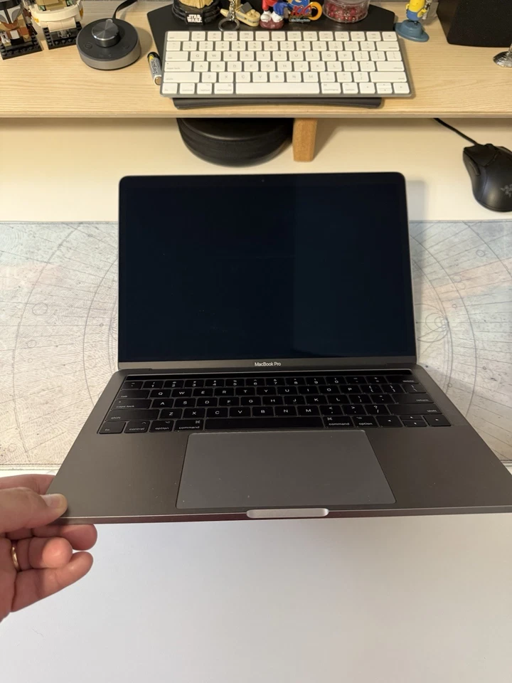 2017-18 13in MacBook Pro Touch Bar 8GB RAM 512 GB SSD Space Gray Excellent Cond - Image 4 of 4