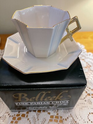 Belleek Tasse und Untertasse (Fächermuster blau & gold)