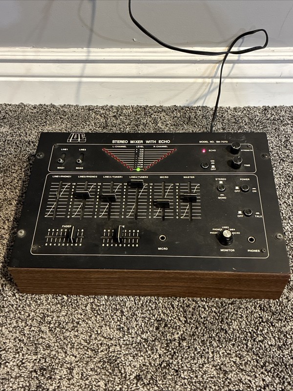 VINTAGE IDC STEREO MIXER WITH ECHO MODEL SM-7070 in ORIGINAL FAUX WOOD CASE