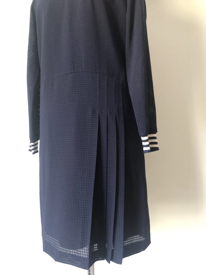 Vestido Universitario Erin Azul Marino ETCETERA con Parche Rojo C y Detalle Plisado TALLA 4.$399 Foto 3 de 4