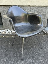 Poltrona Eames Herman Miller in fibra di vetro Summit nera *Vitra*