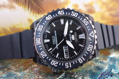 Sporty, Chunky Large Size 40mm Black Dial Seiko 5 7S36 02B0