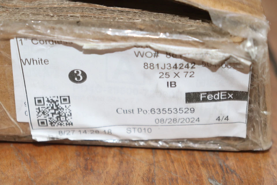 Mini persianas inalámbricas oscurecedoras de habitación de vinilo blanco con listones de 1" de 25" de ancho x 72" de largo Foto 2 de 4