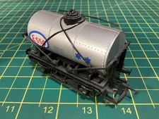 Hornby R009-020 Esso tank wagon 00 gauge