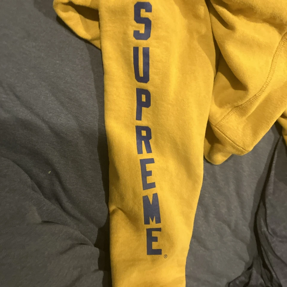 Sudadera con Capucha Supreme Color Amarillo Antihéroe Talla Pequeña Foto 3 de 4