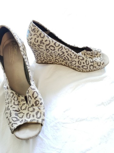 snow leopard sandals