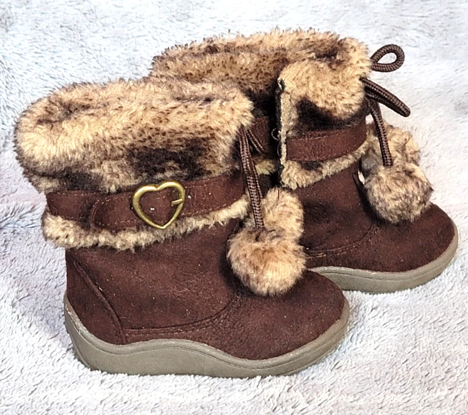 Botas con borlas Faded Glory para bebé niño niña talla 4 piel sintética hebilla de corazón Foto 4 de 4