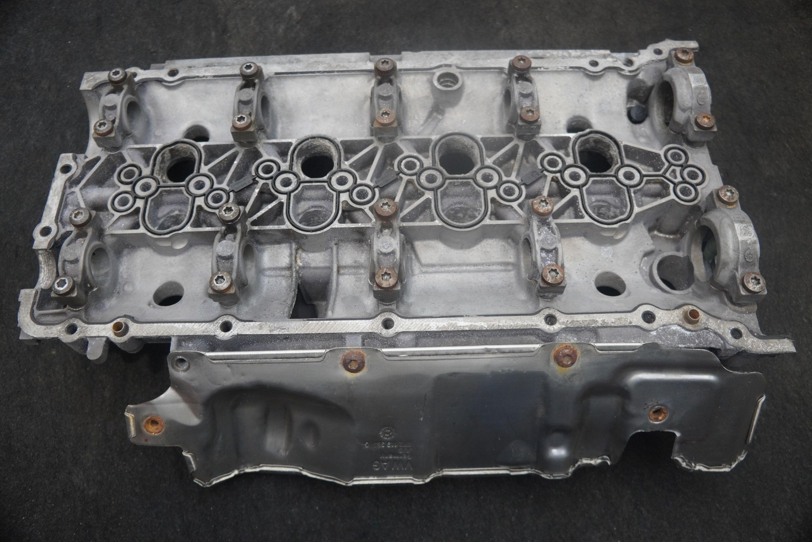 Left Engine Cylinder Head Valve Cover 4.0L V8 0P2103475E Lamborghini Urus S
