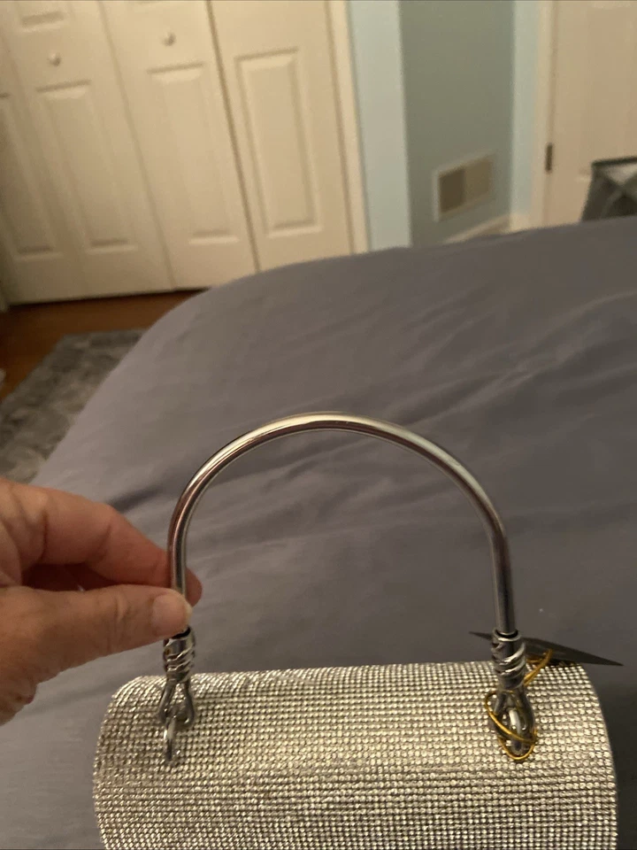 Bolsa de noite Bebe prata. O nome Bebe está na frente da bolsa em strass - Imagem 2 de 4