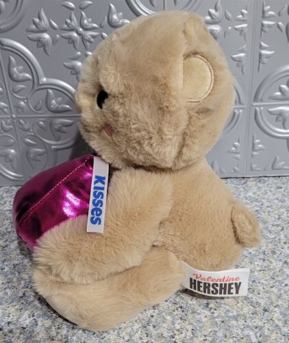 Hershey's Valentines Bär Stofftier NEU 2025 hellbraun & magenta Kuss - Bild 2 von 5