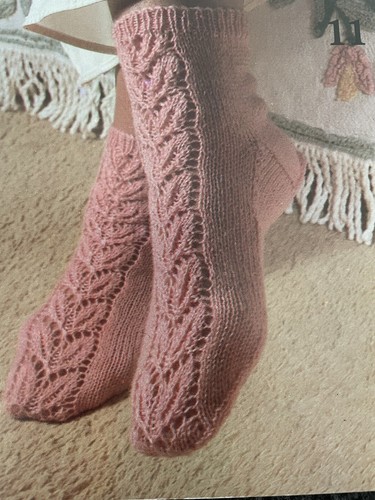 Wendy Geschenke STRICKANLEITUNG Heft 19 Designs Hausschuhe Socken Kissen Warmwasser - Bild 10 von 14