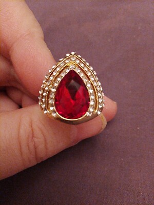 Ring mit Zirkonia Stufenverzierung und zentralem Edelstein irisierend rote Birne