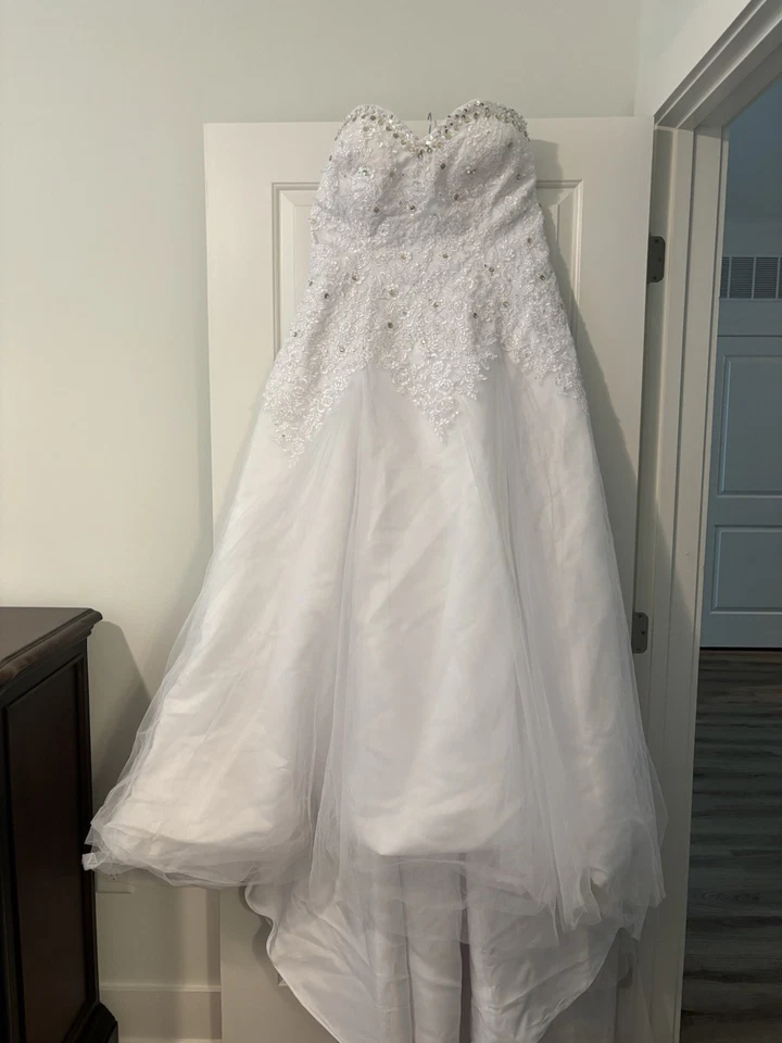 Vestido de novia que muestra belleza atemporal y elegancia moderna Foto 3 de 4