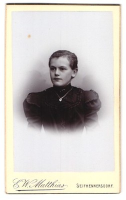 Fotografie E. W. Matthias, Seifhennersdorf i. S., Portrait junge Frau im schwar 