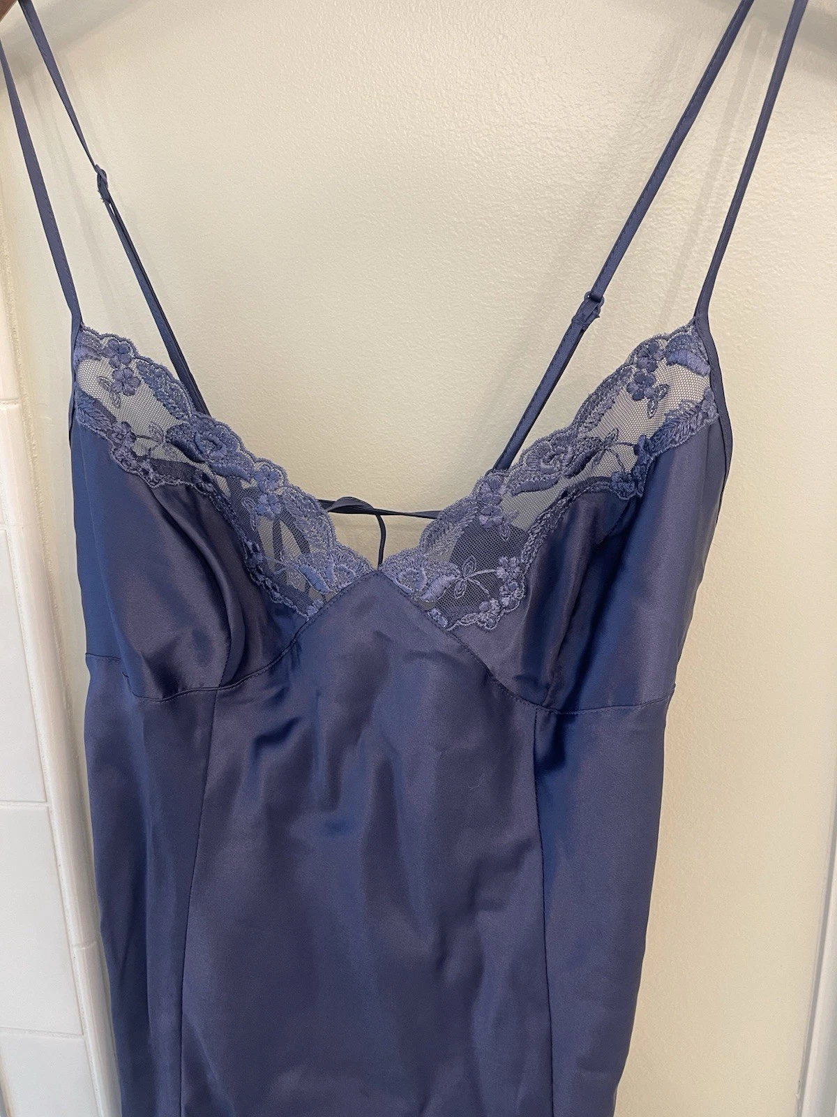 UNDERCOVER Abito slip Victoria Secret blu nuovo con etichette in raso e pizzo con orlo M Y2K