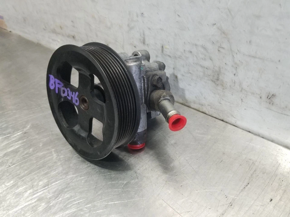 Bomba de dirección asistida Lexus LX570 2008 5,7 L  Foto 3 de 4