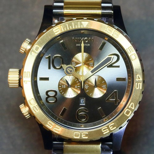 NEW Authentic NIXON Watch Mens 51-30 CHRONO Gunmetal & Gold A083595 GIFT NICE!!! - Afbeelding 1 van 12