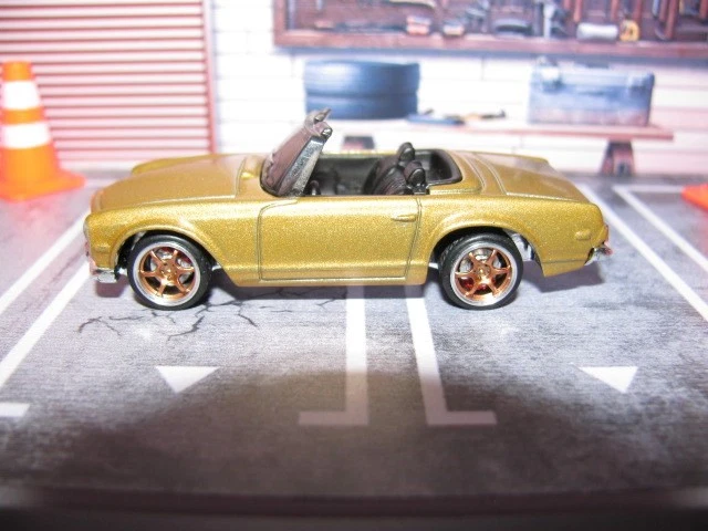 Mercedes-Benz 230 SL 2025 Matchbox 1963 dorado, con cambio de rueda de pilotos reales Foto 2 de 4