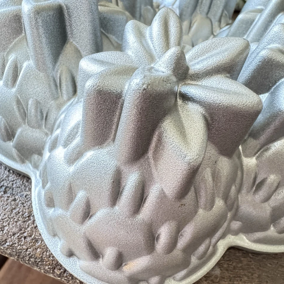 ALOHA NORDIC WARE Aloha Bundt Pineapple Cake Pan  Cast Aluminum 10 Cup - Image 4 of 4