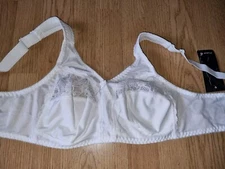 BNWT Gorgeous White FRUGUE Non-Padded wirefree bra size 40C