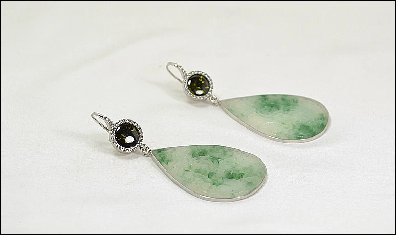 ORECCHINI IN ARGENTO 925 CON PENDENTI DI GIADA VERDE E ZIRCONI VERDI AGHT 0400 - Immagine 2 di 3