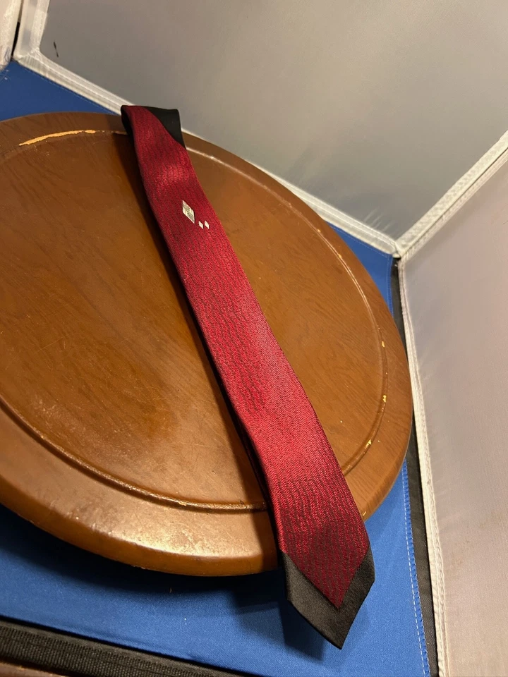 Corbata de diamantes 100 % seda roja Thornton's Dept Store by Damon para hombre Foto 2 de 4