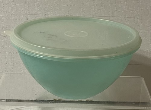 Vintage Wonderlier Jadeite Green Tupperware Bowl & Lid - 4 Cups - #234 & # 227 - Picture 4 of 4
