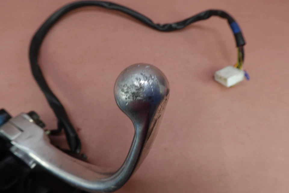 Interruptor de parada de partida controle cilindro mestre freio direito Triumph America 2006-2015 - Imagem 3 de 4