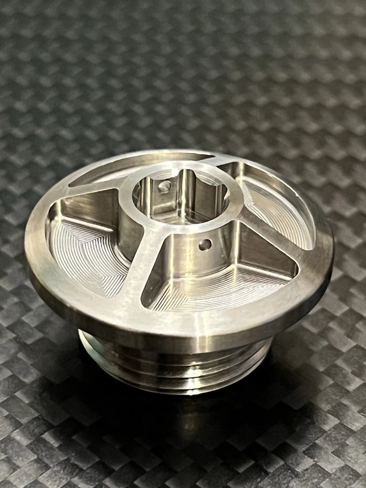 Титановая крышка маслозаливной горловины Suzuki GSXR - Изображение 3 из 4