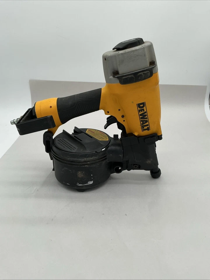 Clavadora neumática de revestimiento y cercas de bobina de 15 grados DEWALT DW66C-1 de segunda mano Foto 2 de 4