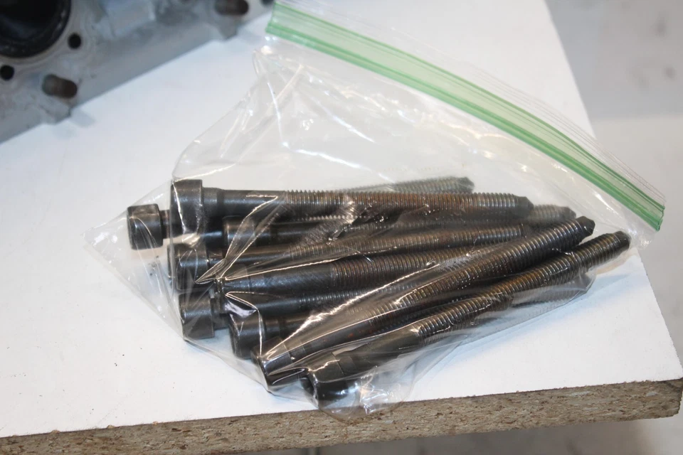 VOLKSWAGEN BEETLE 2006-2010 CONJUNTO DE CULATA DE MOTOR DE 2,5 L CON PERNOS OEM Foto 3 de 4