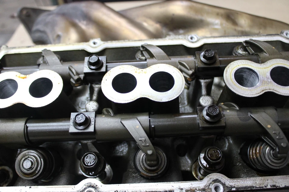 6.1升HEMI DODGE CHRYSLER JEEP DRIVER CYLINDER HEAD W EXHAUST MANIFOLD 05037369AA — 第 3/4 张图片