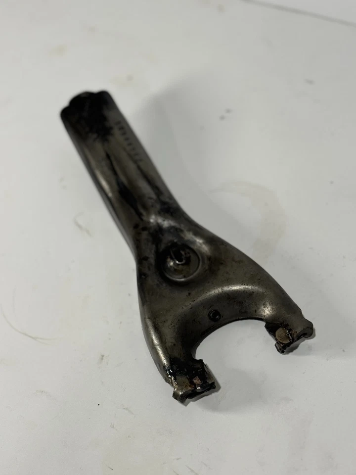 1993 GMC / CHEVY C / K 1500 2500 NV3500 TRANSMISSION CLUTCH FORK USED - Image 3 of 4